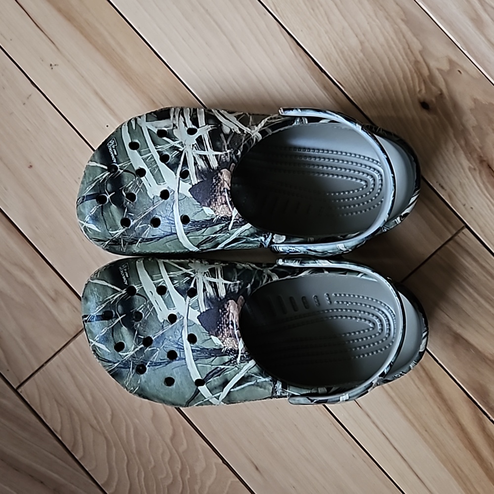 Kid's Boy's Crocs Size 1 NWOT